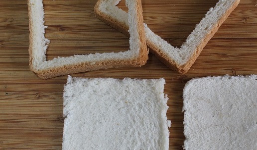 1. Этап. Перекус на сейчас и на потом: Вырезанный мякиш раскатать скалкой.