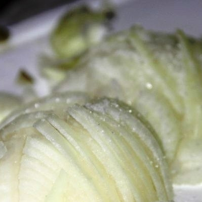 1. Этап. Салат из куриных желудков: Репчатый лук нарезаем полукольцами.