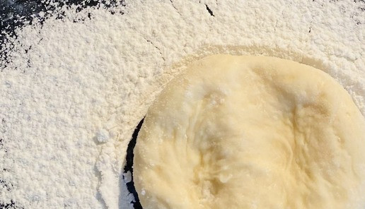 1. Этап. Ватрушки с творогом: Шарики из теста немного прижать рукой