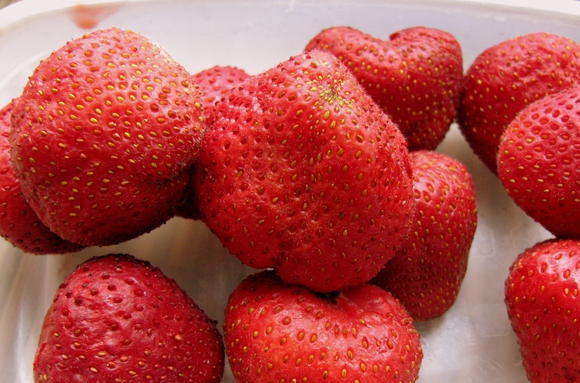 1. Этап. Клубника, перетертая с сахаром: 1. Ягоды вымойте, обсушите, удалите хвостики.