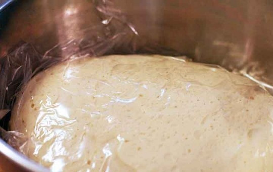 1. Этап. Тесто для пиццы: классический итальянский рецепт: Тесто должно увеличиться примерно вдвое. Если время позволяет, можно дать ему постоять еще дольше.