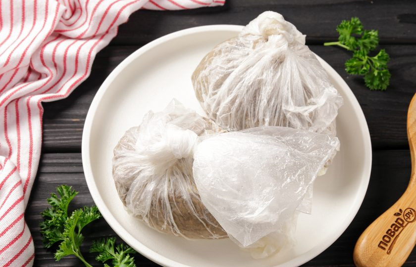 1. Этап. Сальтисон из свиной печени: Через указанное время выложите пакеты на тарелочку и дайте остыть. Сначала оставьте на пару часов при комнатной температуре, а затем уберите в холодильник, желательно на всю ночь.