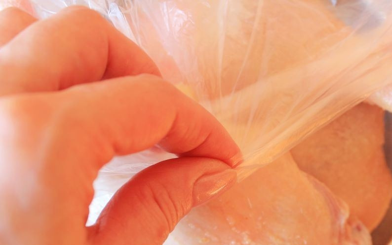 1. Этап. Утка по-пекински (простой рецепт): Выложите окорочка в дуршлаг и поставьте из в миску или тарелку. Накройте пакетом или пищевой пленкой, а затем поставьте в в холодильник на сутки.