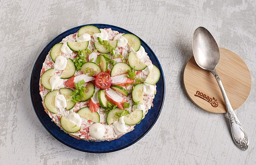 1. Этап. Крабовый салат с рисом и кукурузой: Готовый салат достаньте из холодильника, осторожно снимите кольцо и украсьте салат по вашему желанию.