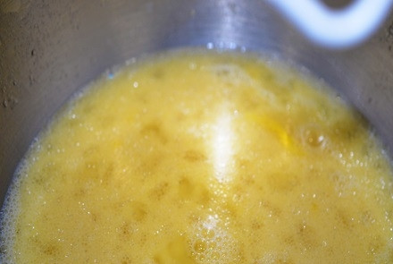 1. Этап. Простые дрожжевые пончики: 1. Небольшое количество теплой воды соедините с сахаром и дрожжами. Перемешайте и оставьте минут на 10. Отдельно взбейте яйца с оставшейся водой, ванильным экстрактом, маслом и солью.