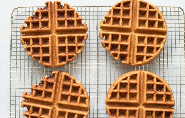 1. Этап. Вафли в электрической вафельнице: 5. Вот такие аппетитные вафли получается.