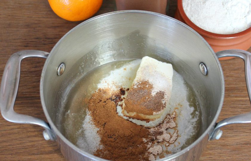 1. Этап. Пряники без меда: Насыпаем пряности.