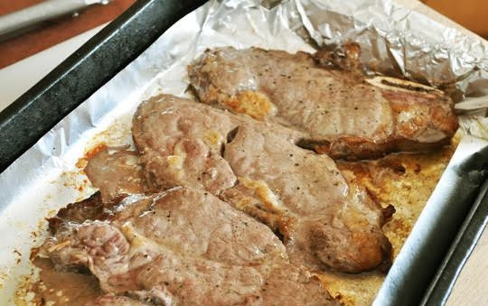 1. Этап. Стейк из свинины в духовке: 3. Через 3 минуты аккуратно достаньте форму и переверните мясо. Снова отправьте под гриль и запекайте на этот раз еще буквально 2 минуты. Да, лучше всего внимательно следить за часами, чтобы не пересушить мясо.