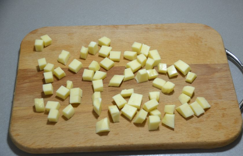 1. Этап. Пицца Миланская: Пока выпекается основа, порежьте кубиком моцареллу.