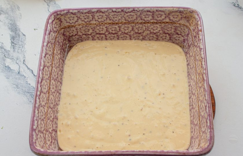 1. Этап. Заливной пирог с капустой и сыром: В форму для выпечки налейте около 1/3 части теста.