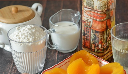 1. Этап. Сочный пирог с консервированными персиками: Соберите все необходимые продукты для пирога.