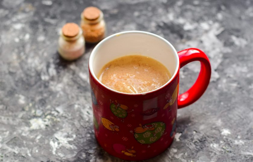 1. Этап. Домашняя колбаса для детей: Перелейте содержимое блендера в чашку.