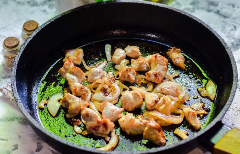 1. Этап. Салат Василиса с фасолью: Сковороду разогрейте и смажьте маслом, поджарьте до готовности лук и мясо — 5 минут, посолите и поперчите.