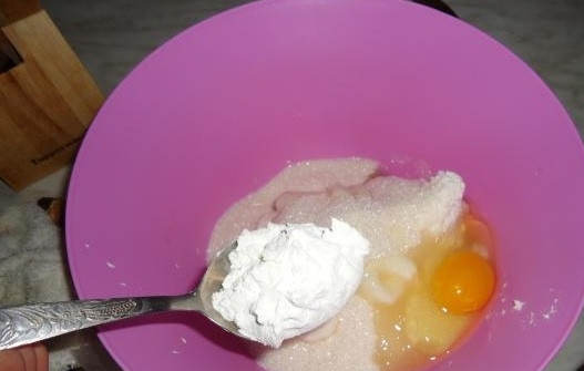 1. Этап. Вкусный пирог с вишней и творогом: 7. Добавьте крахмал. Достаточно 1 ст.л.