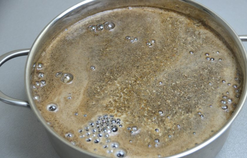 1. Этап. Квас Ядреный: Вскипятите воду, снимите с огня, всыпьте сухой хлебный квас, накройте крышкой. Оставьте для охлаждения до температуры примерно 36 градусов.