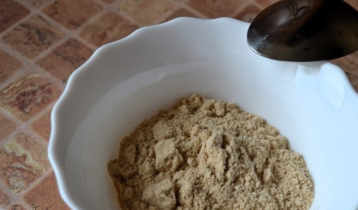 1. Этап. Суп Броуз: Овсяное толокно - мука из зёрен овса. Перед тем как измельчить зёрна овса до состояния муки их также пропаривают, высушивают, обжаривают и очищают. Приобрести можно в гипермаркетах и онлайн магазинах. В кипящий куриный бульон всыпать толокно, постоянно помешивая. При этом огонь уменьшить до минимума. Варить 3-4 минуты. Бульон я варила в мультиварке из целой курицы, репчатого лука и специй (перец чёрный и душистый, можжевельник, тимьян).