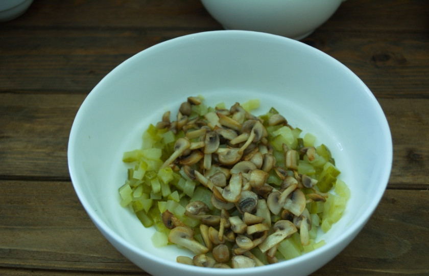 1. Этап. Салат Сицилийскийс курицей: На растительном масле обжарить грибы. Посолить при жарке. Готовые грибы переложить в салатник к огурчикам.