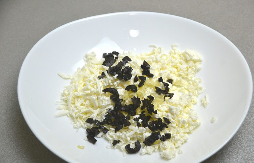 1. Этап. Закуска Зимний букет: Натрите на терке брынзу, чеснок, измельчите маслины.