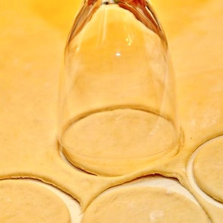 1. Этап. Пирожки со шпиком: Раскатываем тесто в пласт толщиной около 3 мм. Стаканом вырезаем из теста круги (диаметр кругов в зависимости от желаемого размера пирожков, чем крупнее хотите пирожки - тем крупнее круги).