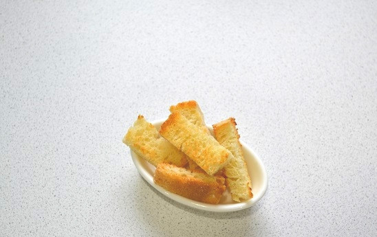 1. Этап. Салат с сыром, яйцом и соленым огурцом: 2. Хлеб нарежьте небольшими ломтиками, соедините с измельченным чесноком и подсушите на сковороде или в духовке. Если не любите чеснок, его можно исключить.