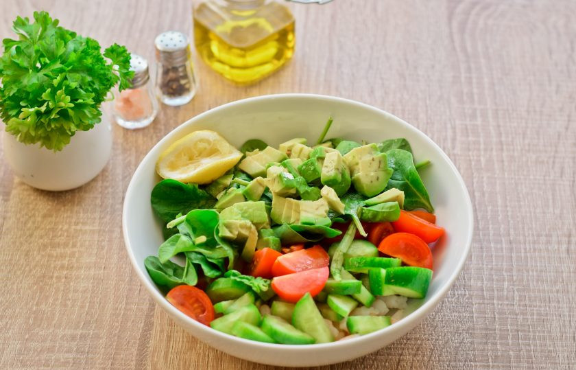 1. Этап. Салат из авокадо с креветками без майонеза: Переложите к креветкам помидоры и огурцы, добавьте листья шпината. Авокадо выбирайте спелый, мягкий. Очистите авокадо и нарежьте небольшими кубиками, добавьте его в салат. Сбрызните авокадо немного лимонным соком.