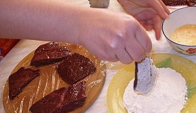 1. Этап. Отбивные из печени: Теперь каждую отбивную обваляем в муке.