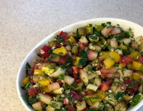 1. Этап. Салат с арбузными корками: Мелко крошим зелень, а овощи и корки нарезаем кубиками среднего размера. Соединяем все ингредиенты и смешиваем, добавив масло и перец. Соль не добавляла, так как оливки соленые. Приятного аппетита!