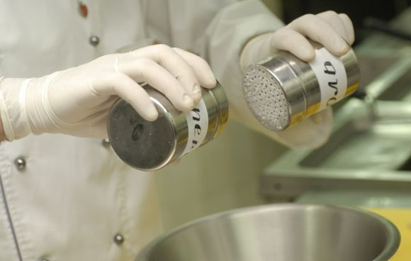 1. Этап. Салат из овощей гриль: Все складываем в салатницу. Солим, перчим.