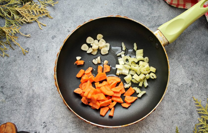 1. Этап. Ребра Кальби в духовке: Сельдерей порежьте поперек на кусочки, морковь соломкой, а чеснок на колечки. Положите овощи в сковороду после обжаривания ребрышек. Обжаривайте их на среднем огне в течение 5 минут, перемешивая.