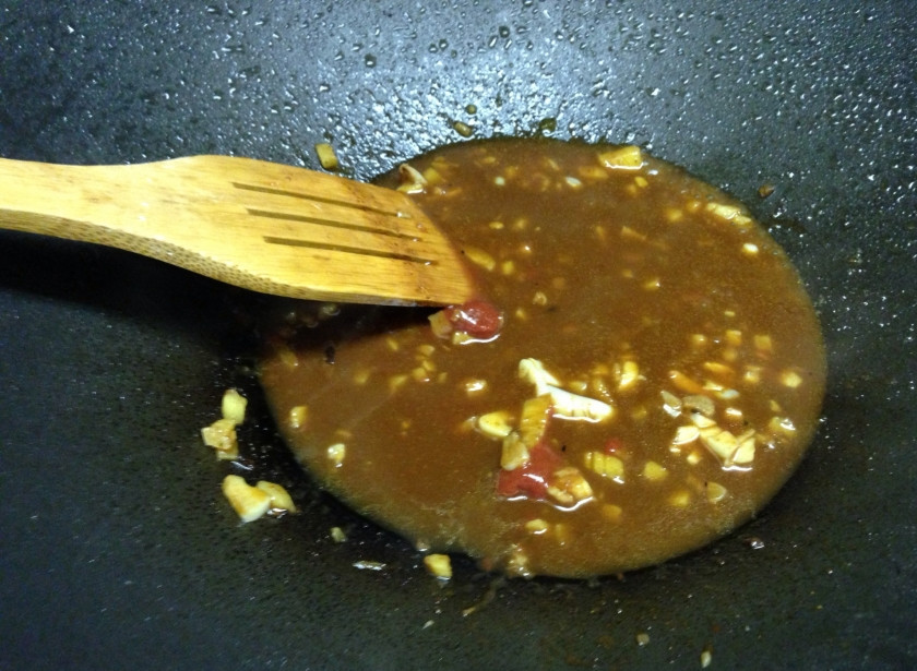 1. Этап. Баклажаны по-шанхайски: Готовим соус: смешиваем бульон, соевый соус, томатную пасту, измельченный чеснок и специи. На сковороде, где жарили баклажаны, тушим соус минут 5.