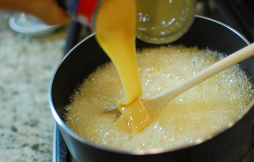 1. Этап. Домашняя помадка: 3. Влейте сгущенное молоко и добавьте щепотку соли.