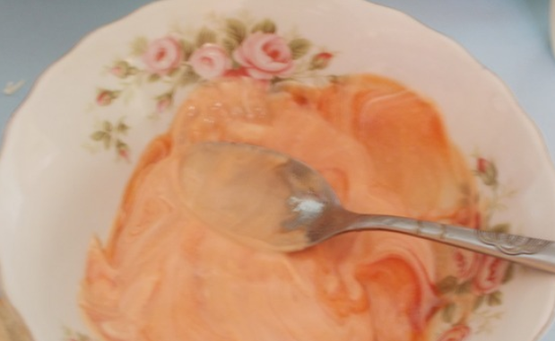 1. Этап. Домашняя шаурма с курицей в лаваше: Приготовим соус: просто смешиваем до однородности кетчуп с майонезом.