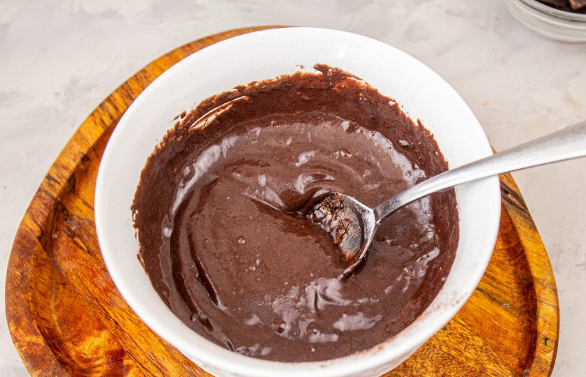 1. Этап. Шоколадный фондан в микроволновке: Все тщательно перемешиваем, чтобы тесто было без комочков.