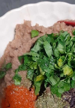 1. Этап. Салат Баклажано-каштановый дракон: Добавить приправы: по 1/4 ч. л. уцхо-сунели и сладкой паприки, сушеные базилик (у меня фиолетовый), орегано и кинзу, 5-6 капель табаско, соль, лимонный сок, зубчик чеснока. Если любите подраконистей, то на табаско можно не скупиться, или, если есть, нарезать перчик чили. Добавить ст. л. майонеза. Но не обязательно. Мне показалось, что он туда просится.