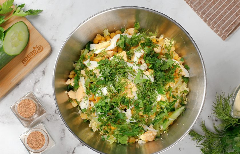 1. Этап. Салат с пекинской капустой, кукурузой и яйцом: Зелень можно добавить любую, у меня петрушка и укроп.