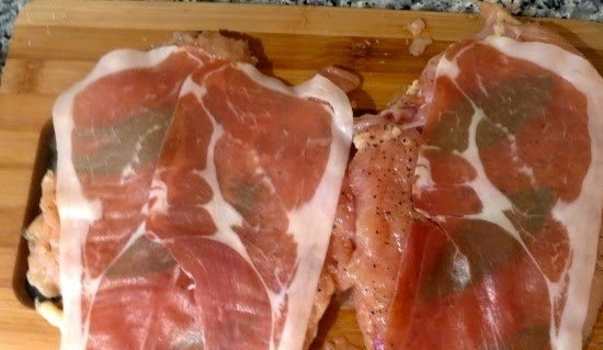 1. Этап. Сальтимбокка из курицы: На листья шалфея выложите по ломтику пармской ветчины или по несколько ломтиков. Ее можно заменить тонко нарезанным беконом.