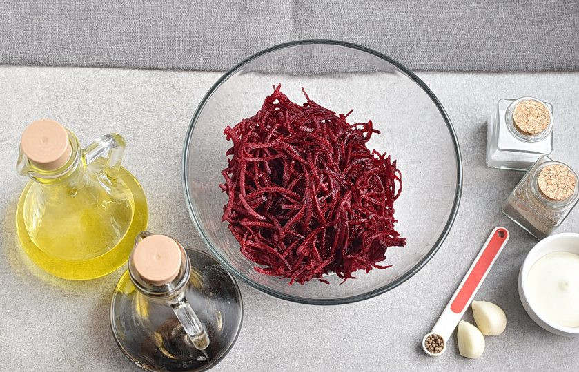 1. Этап. Салат со свежей свеклой: Очистите свеклу и натрите на терке для корейской моркови. Выложите в глубокую миску.