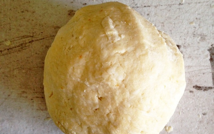 1. Этап. Галета с клубникой: 2. Добавьте к крошке холодную воду, замесите тесто, сформируйте его в шар и отправьте в холодильник на полчаса.