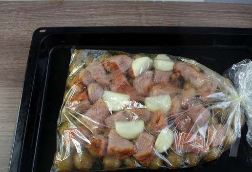 1. Этап. Индейка запеченная с картошкой бэби: Сложите нарезанное филе индейки и картофель бэби в пакет для запекания. Добавьте 4 зубчика чеснока не очищая его. В пакет насыпьте специи на свой вкус ( я добавляла букет гарни) посолите, поперчите, хорошо пакет потрясите, влейте 3 ст. л. растительного масла, опять потрясите, добавьте немного бульона или воды. Пакет завяжите и обязательно проткните зубочисткой или ножом в нескольких местах. Поставьте в разогретую духовку на 35 минут при 190*. Затем пакет разрежьте и запекайте ещё буквально 5 мин.