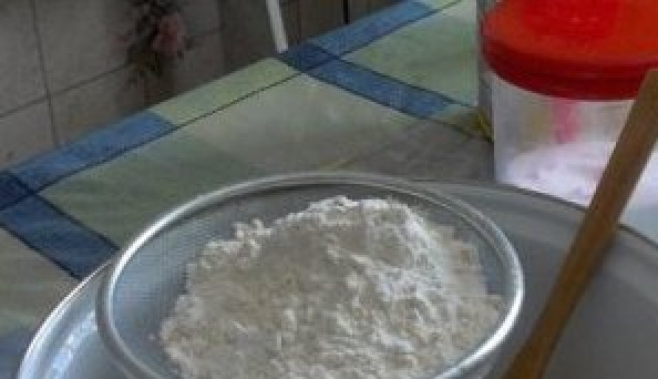 1. Этап. Блины конвертом: Добавляем к яйцам просеянную муку и хорошо перемешиваем. Получится густое тесто.