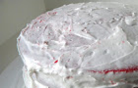 1. Этап. Торт Капитан Америка: 3. После этого, разрезаю каждый корж напополам и промазываю кремом. Крем можно готовить разный - какой любите с бисквитом. Я готовила несколько раз по-разному: сметанный (сметана и сахар) и белковый. И тот, и другой отлично гармонируют с коржами.