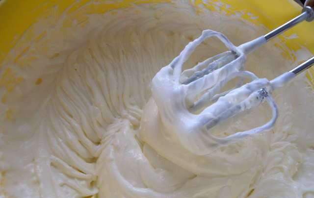 1. Этап. Торт Рыба: Взбиваем сметану с сахаром и ванилином. Чем жирнее сметана, тем лучше.