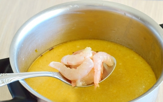 1. Этап. Асам Лакса: Отправьте в бульон креветки. Готовим креветки в бульоне 5-7 минут