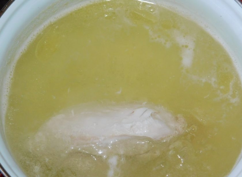 1. Этап. Сливочный суп-пюре с курицей и грецкими орехами: Куриное филе отварите.