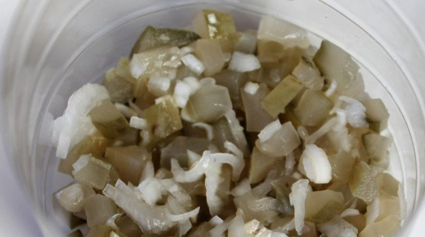 1. Этап. Слоеный салат с солеными огурцами: В съёмное кольцо первым слоем уложите огурцы с луком.