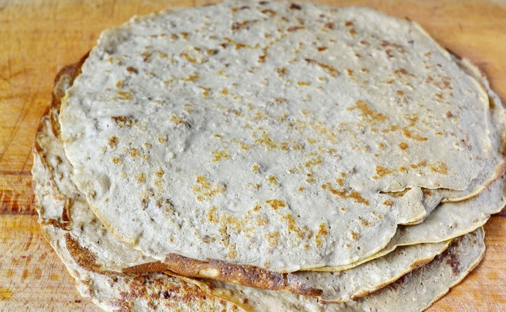 1. Этап. Блинчики из печени говяжьей: 4. Обжарить каждый блин с двух сторон и немного остудить. Впрочем, блинчики уже можно подавать к столу со сметаной, например.