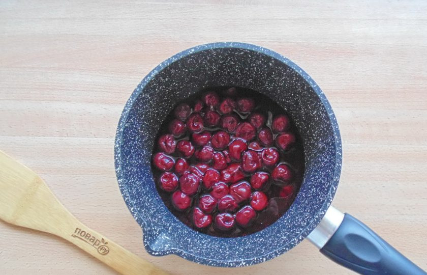 1. Этап. Вишневый коблер: Вишню без косточек выложите в кастрюлю.