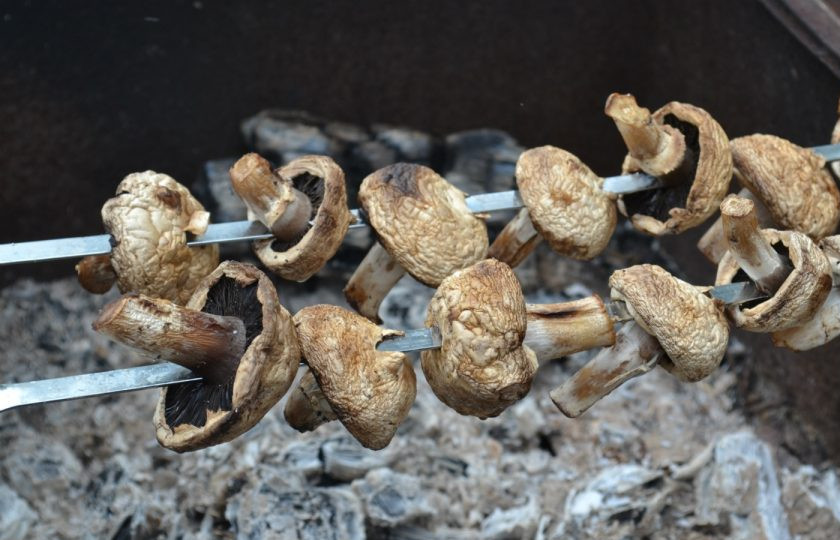 1. Этап. Шампиньоны на мангале: 4. Запекайте 15 минут при небольшом жаре. Шампиньоны готовы. Перед употреблением очистите их. Приятного аппетита!