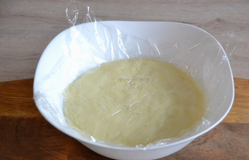 1. Этап. Крем Пломбир для эклеров: Накройте крем пищевой пленкой 