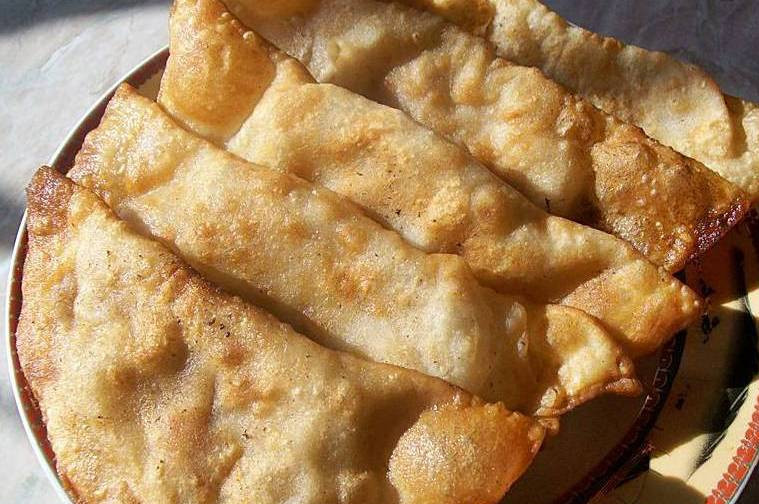 1. Этап. Чебуреки по-гречески: 4. Жарятся чебуреки в большом количестве масла. Я добавляла немного смальца. Еще один секрет - накрывайте во время жарки вашу емкость специальным жировым экраном. Уже пожаренные чебуреки лучше складывать в глубокую миску и накрывать крышкой. А вот, если вы любите хрустящие, то тогда наоборот - надолго в миске не оставляйте. По форме они получаются небольшие - в этом их главный секрет.